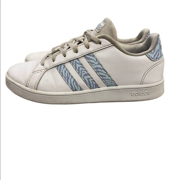 ADIDAS GIRLS Youth Low Top Sneaker, Size 5 Big Girl or Womens 6.5 Equivalent - Picture 1 of 9